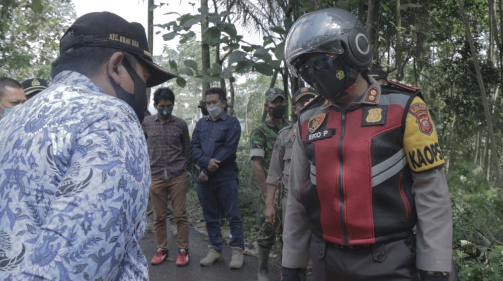 Foto Kapolres saat bersama kepala Desa Hariang.