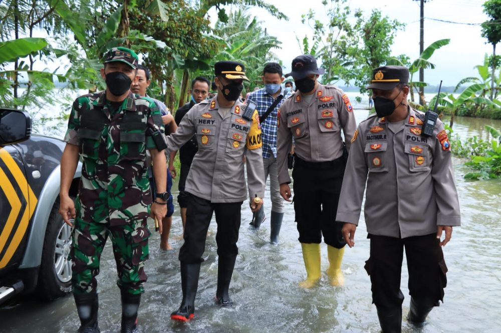 Polres Jember Tanggap Bencana, Hadir Ditengah Masyarakat Terdampak Banjir
