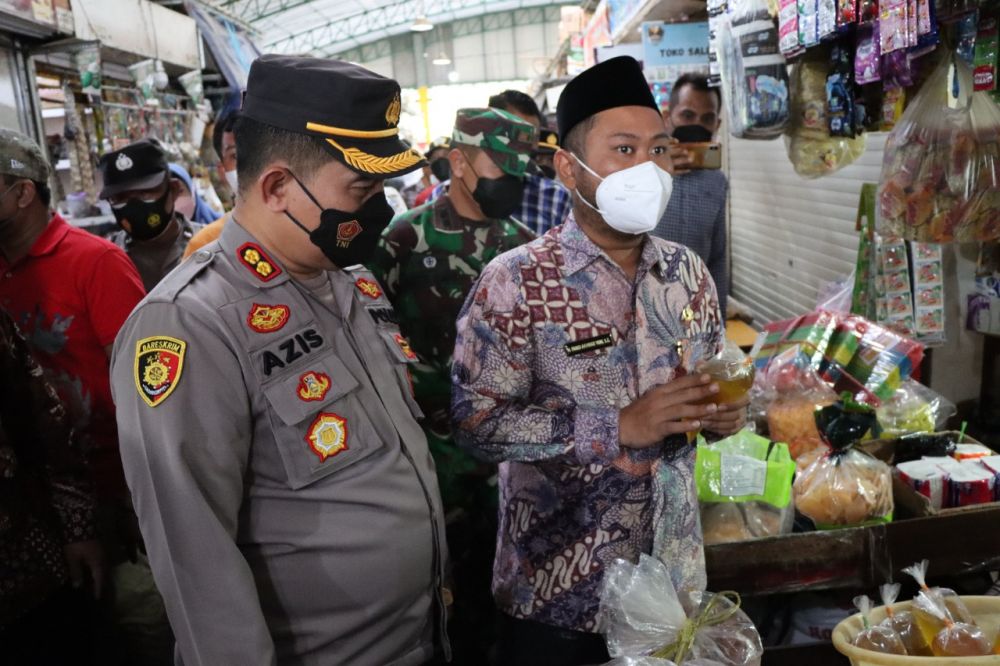 Kapolres Gresik AKBP Mochamad Nur Azis saat tinjau minyak goreng pedagang di pasar