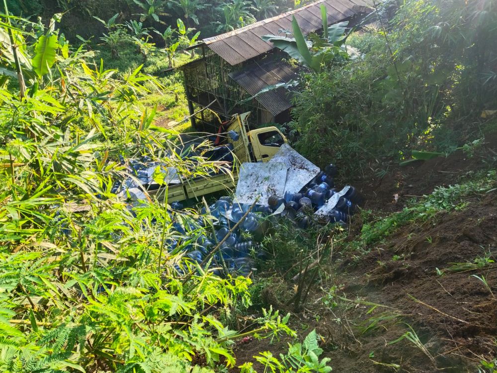 Posisi truck yang terperosok ke jurang di Dusun Cicau.
