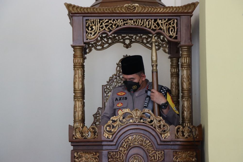 Kapolres Gresik AKBP Mochamad Nur Azis saat khutbah perdana di Masjid Al Aziz Polres Gresik