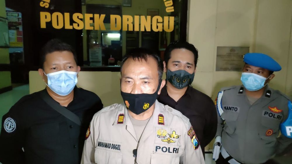 Kapolsek Dringu AKP Muhammad Dugel saat memberikan keterangan