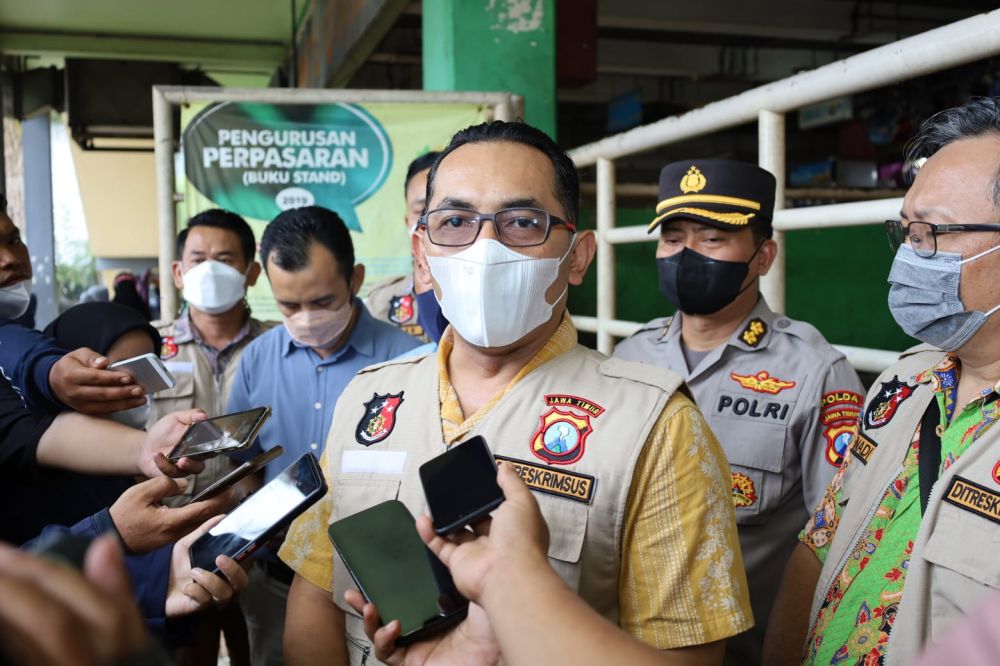 Kasubdit Indagsi Ditreskrimsus Polda Jatim AKBP Oki Ahadian saat memberikan keterangan