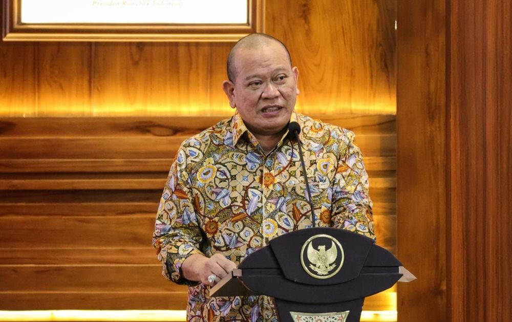 Ketua DPD RI AA LaNyalla Mahmud Mattalitti saat memberikan sambutan di acara penandatanganan berita acara Serah Terima Hibah Tanah dari Pemprov Jatim ke DPD RI di Gedung Negara Grahadi Surabaya, Senin (07/03/22)