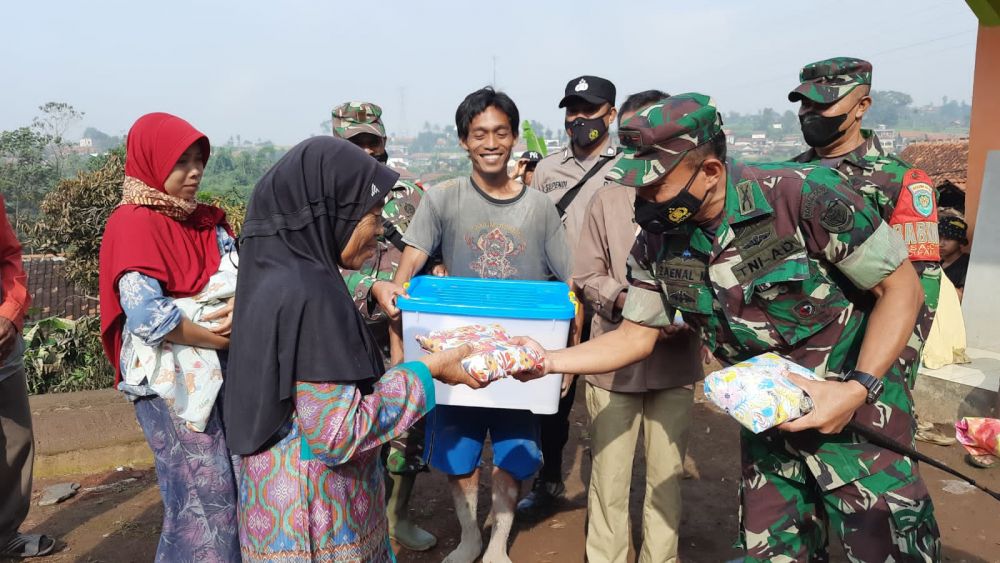 Dandim 0610 saat memberikan bantuan kepada keluarga korban musibah kebakaran di Dusun Lebak Gede, Desa Citali