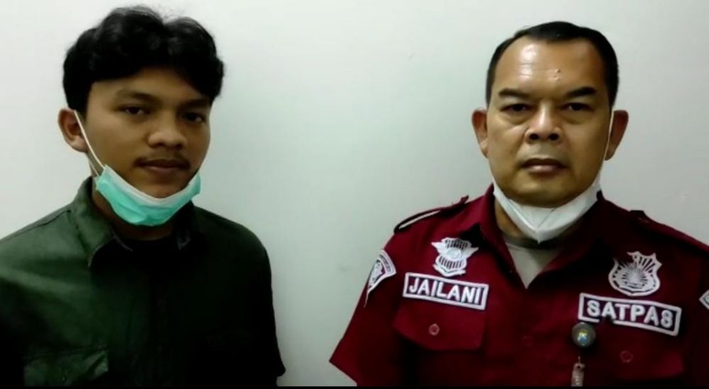 Baur SIM Satpas Polres Gresik Aiptu Jailani saat bersama Andrian