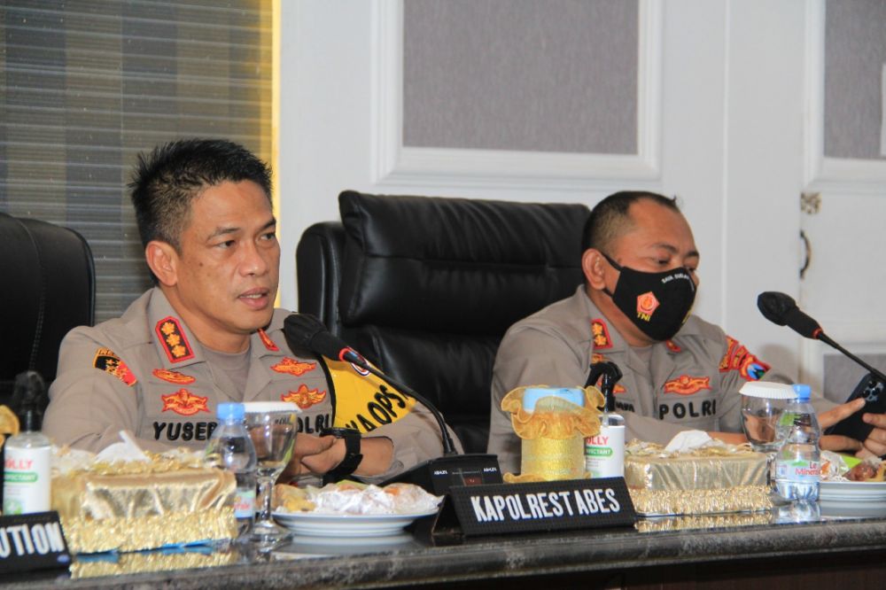 Kapolrestabes Surabaya Kombes Pol A. Yusep Gunawan didampingi Wakapolrestabes AKBP Hartoyo saat memberikan keterangan