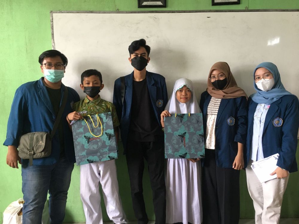 Mahasiswa UGM saat berikan edukasi ke siswa SD
