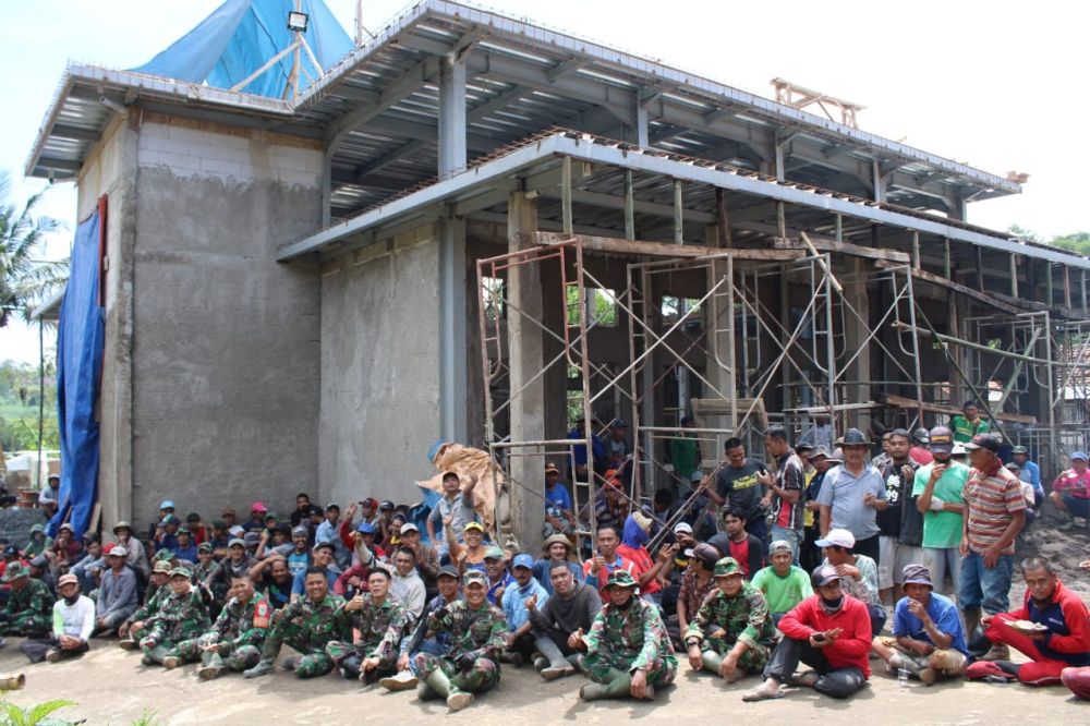 Foto bersama dalam kegiatan karya bhakti pengecoran renovasi Masjid Jamie Assyifa di Desa Margajaya