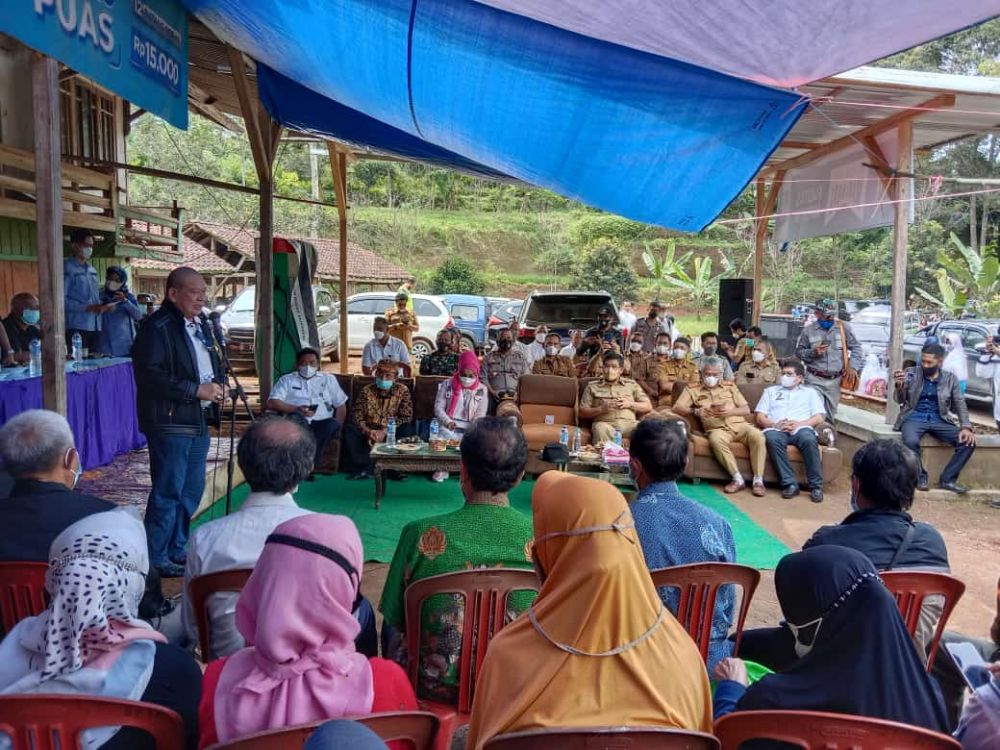 Tampak Ketua DPD RI AA La Nyalla Mahmud Mattalitti sedang memberikan penjelasan kepada warga masyarakat yang terdampak Tol Cisumdawu Sumedang