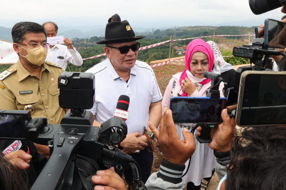 Ketua DPD RI AA LaNyalla Mahmud Mattalitti saat sambangi korban penggusuran tol Cisumdawu