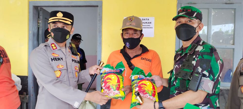 Kapolres Jember AKBP Hery Purnomo saat memberikan paket sembako