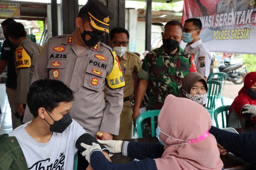 Kapolres Gresik AKBP Mochamad Nur Azis saat tinjau vaksin Booster