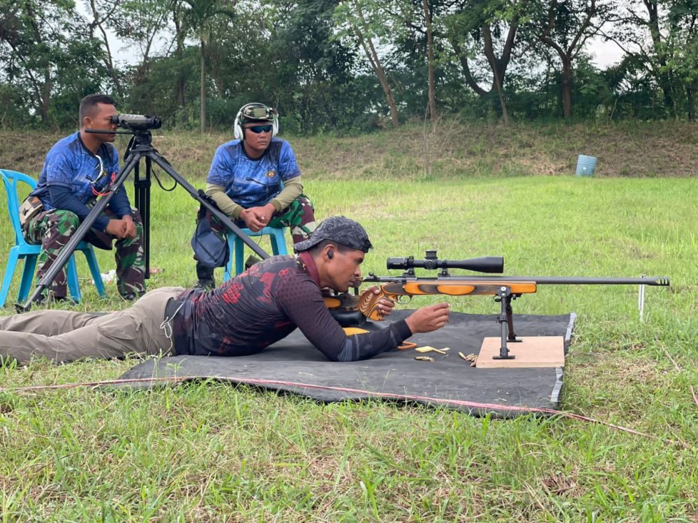 Peserta saat lomba menembak di HUT ke-21 Pasmar 2