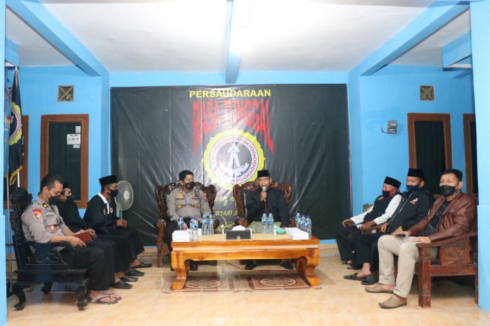 Kapolres Ponorogo AKBP Catur C. Wibowo saat bertemu dengan komunitas Pencak Silat 