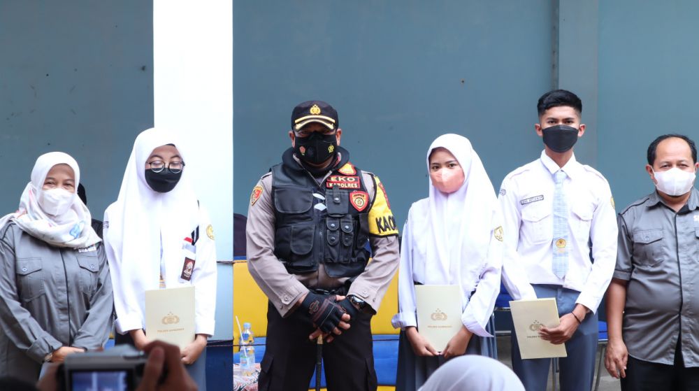 siswa-siswi beserta guru SMK Informatika Sumedang, foto bersama Kapolres Sumedang sesaat setelah menerima doorprize