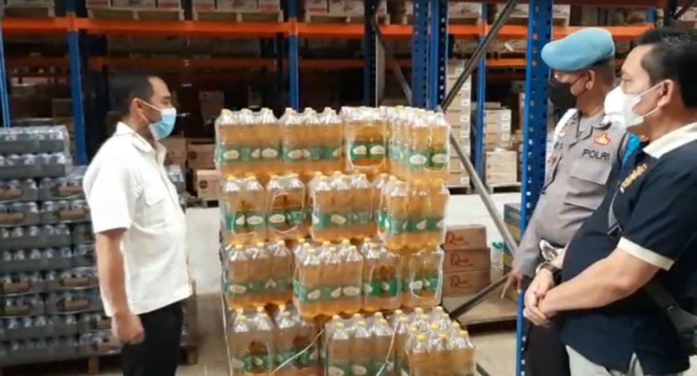 Jajaran Polres Sumedang melaksanakan pengecekan di gudang distributor Migor di Wilayah Kabupaten Sumedang