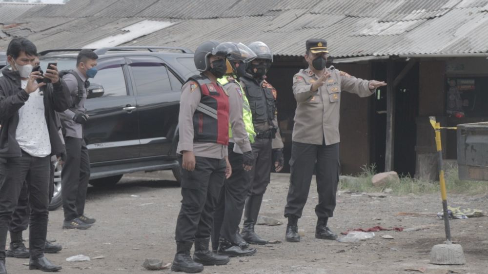 Kapolres beserta para Pejabat Utama Polres Sumedang saat mengecek di lokasi jalur yang amblas di Kecamatan Tomo.