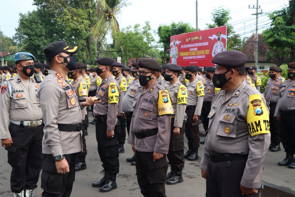 Kapolres Pasuruan Kota saat apel pasukan pengamanan Pilkades 