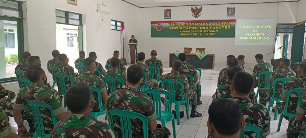 Saat pembukaan sosialisasi pembinaan Bin siap Apwil dan Puanter di Aula Juang Apet Makodim 0610 Sumedang