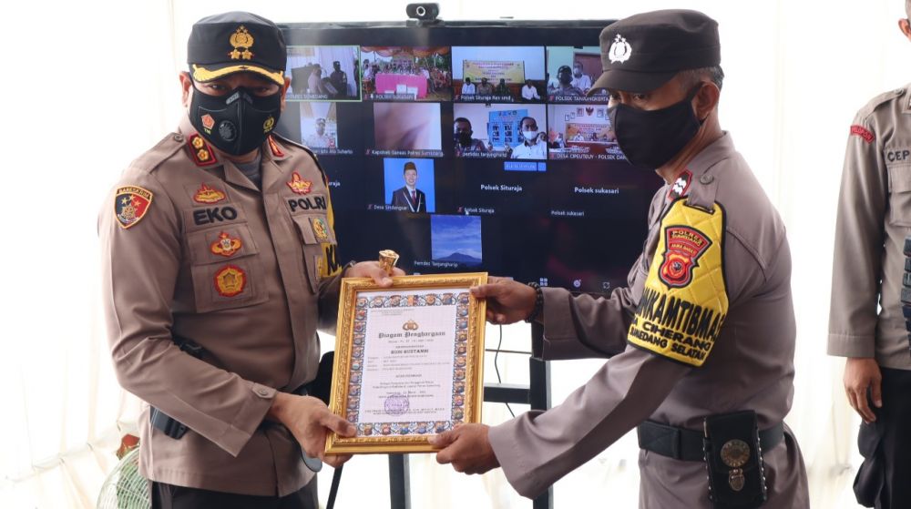 Foto disaat Kapolres Sumedang memberikan piagam penghargaan kepada Bhabinkamtibmas