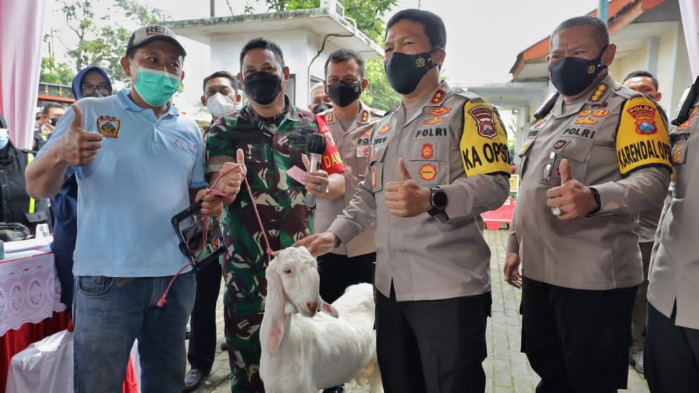 Kapolda Jatim Bagi Doorprize Kambing saat Vaksin Presisi di Lumajang