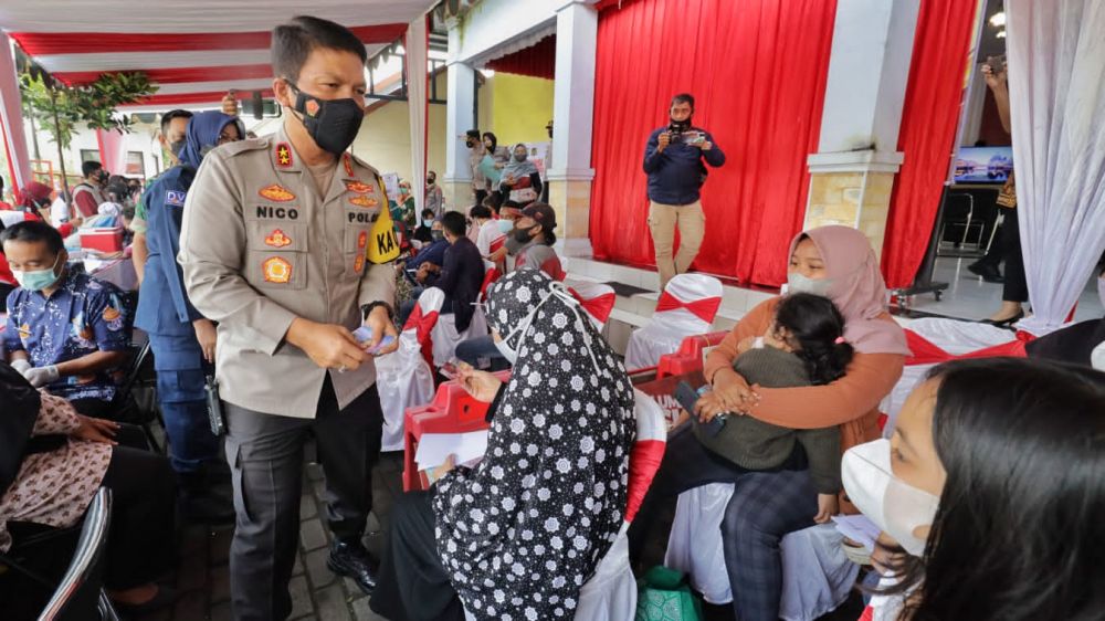 Kapolda Jatim Irjen Pol Dr Nico Afinta saat tinjau lokasi vaksin di Lumajang