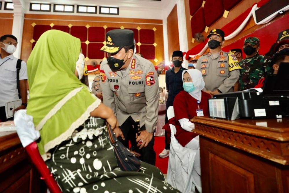 Kabareskrim Polri dan Kapolda Jatim Tinjau Vaksin Covid-19 di Pamekasan