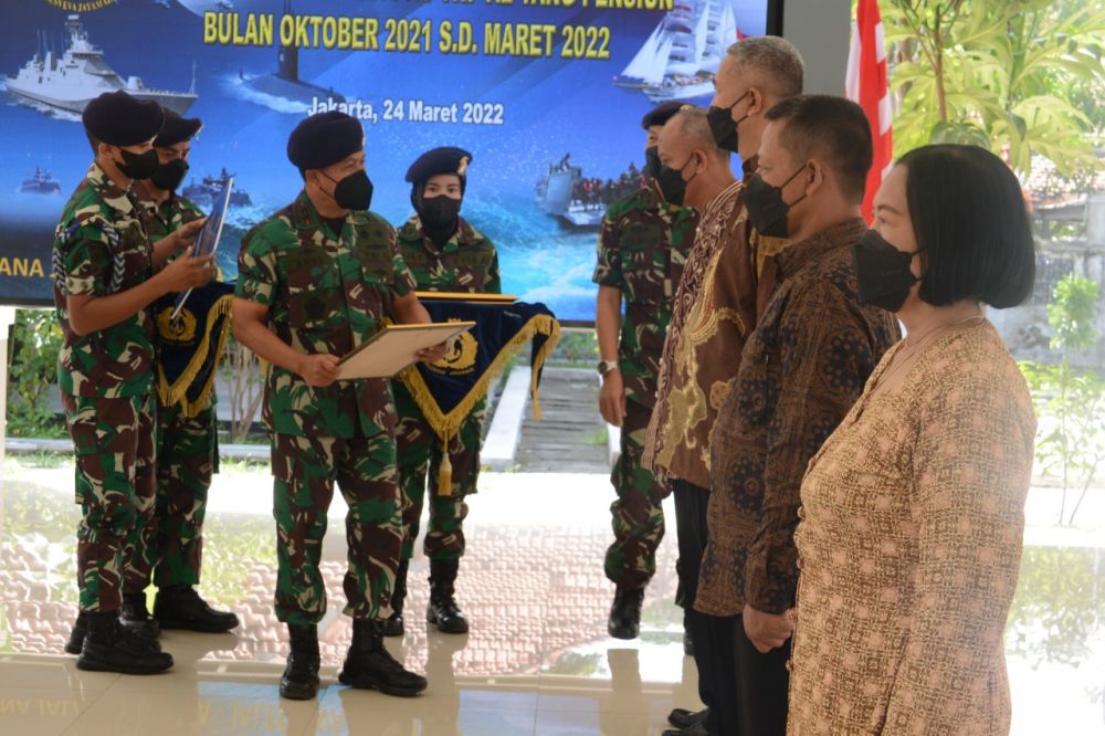 Wadan Kodiklatal Laksamana Muda TNI Agus Hariadi saat penyerahan Tali Asih 