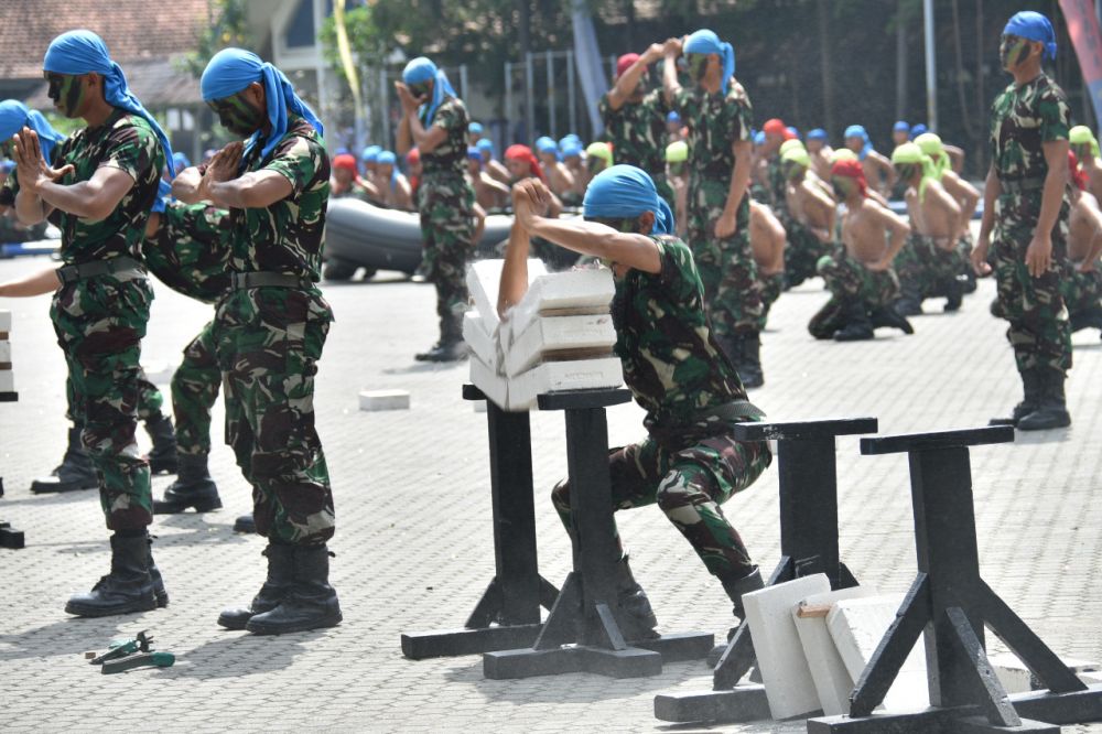 Aksi demo kolone senapan hingga serangan kilat yang dimainkan siswa Dikmaba