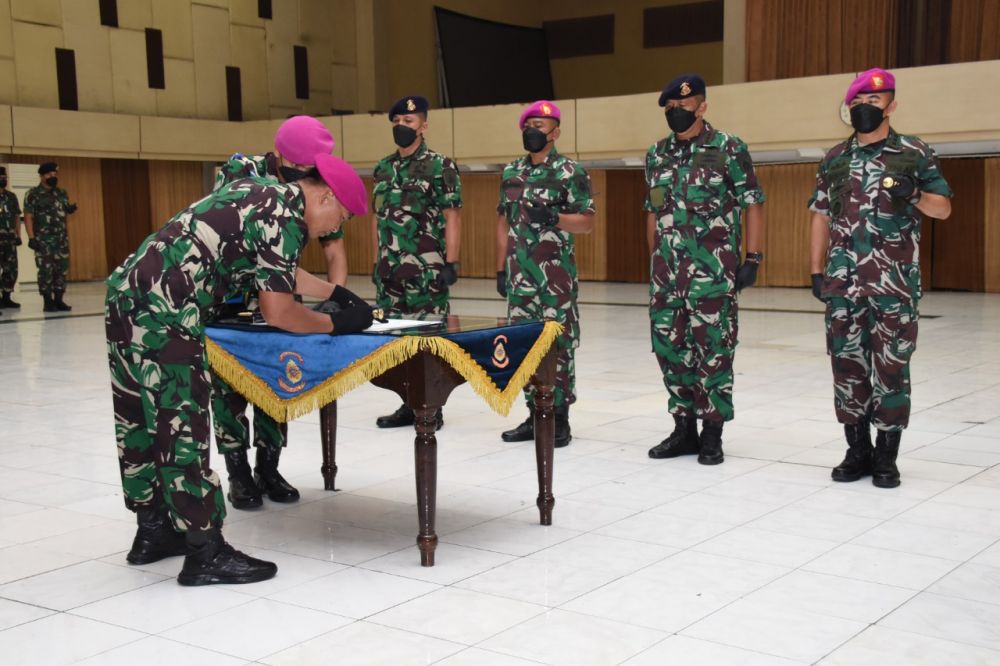 Dankodiklatal Letnan Jenderal TNI Marinir Suhartono saat serahterima jabatan