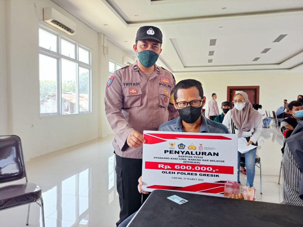 Warga menunjukkan bantuan BTPKLWN