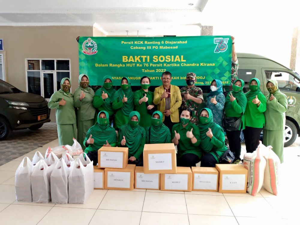Foto bersama dalam kegiatan penyerahan bantuan secara simbolis kepada Yayasan Anugerah Bhakti Barokah Rancakalong