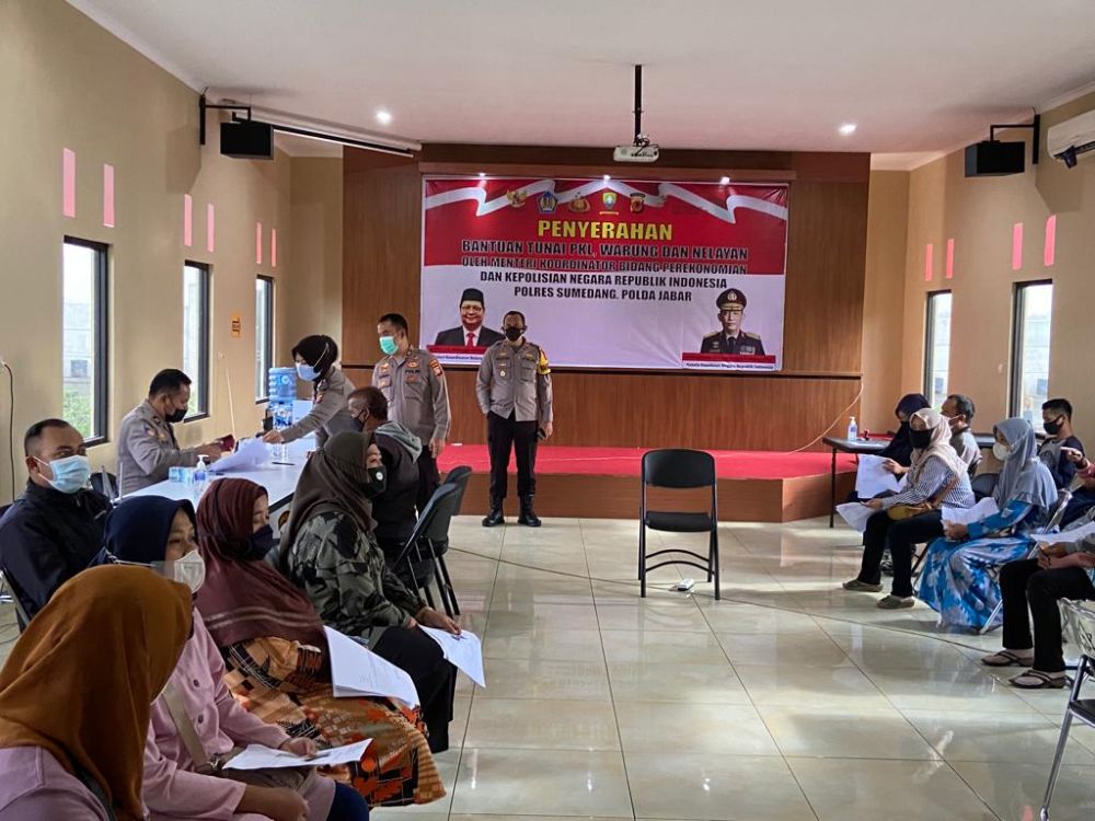 Saat penyerahan bantuan kepada masyarakat di Mako Polres Sumedang