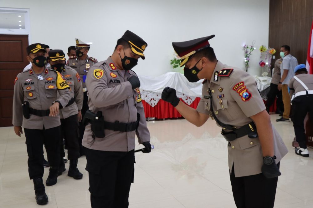 Kapolres Gresik AKBP Mochamad Nur Azis bersama Wakapolres baru setelah acara Sertijab