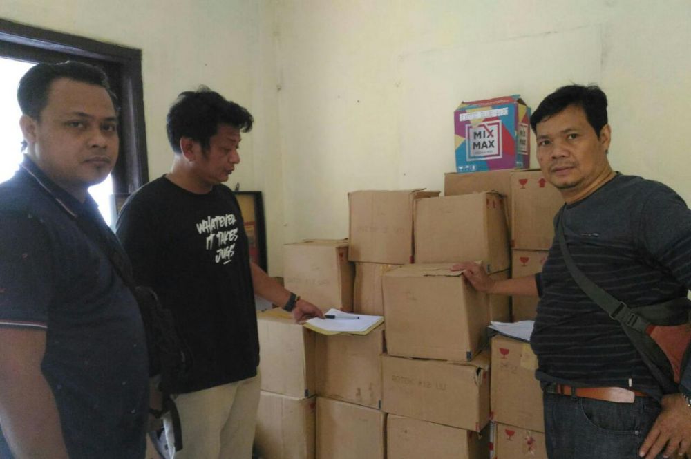 Tampak ratusan botol miras yang diamankan oleh jajaran Polres Sumedang.