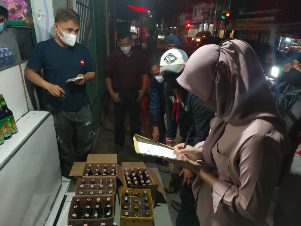 Saat jajaran Polres Sumedang melakukan Operasi Cipta kondisi berhasil mengamankan puluhan botol bahkan ratusan botol miras.