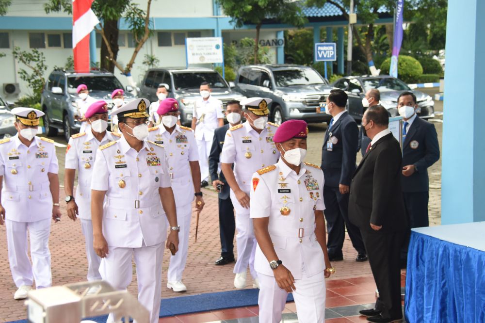 Dankodiklatal Letnan Jenderal TNI Marinir Suhartono saat hadiri wisuda universitas Hang Tuah