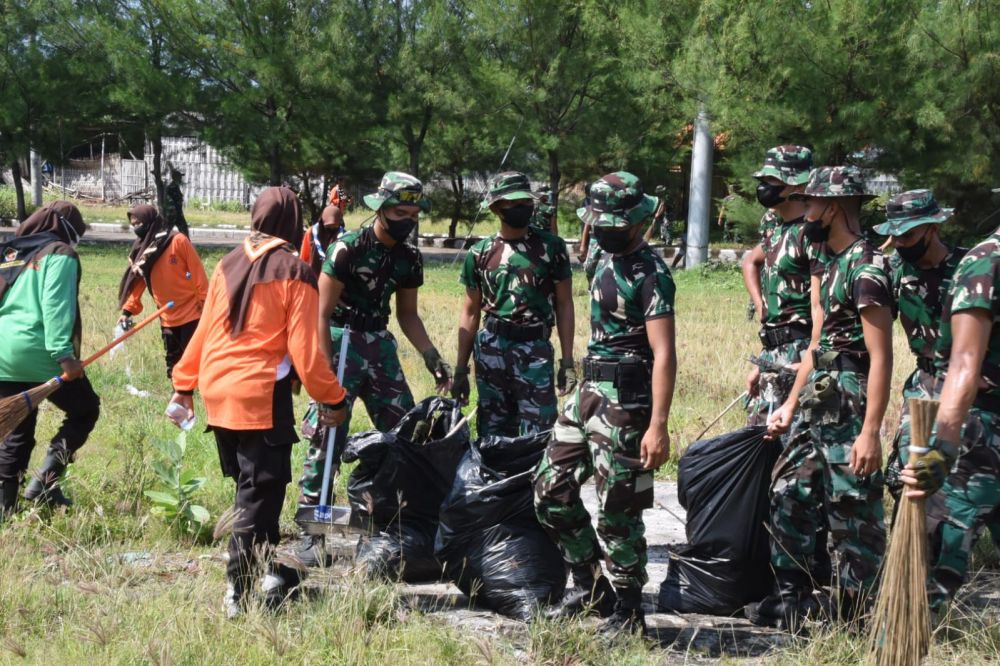 Siswa Pusdikpel TNI AL saat gelar Baksos di Desa Sumberanyar Paiton