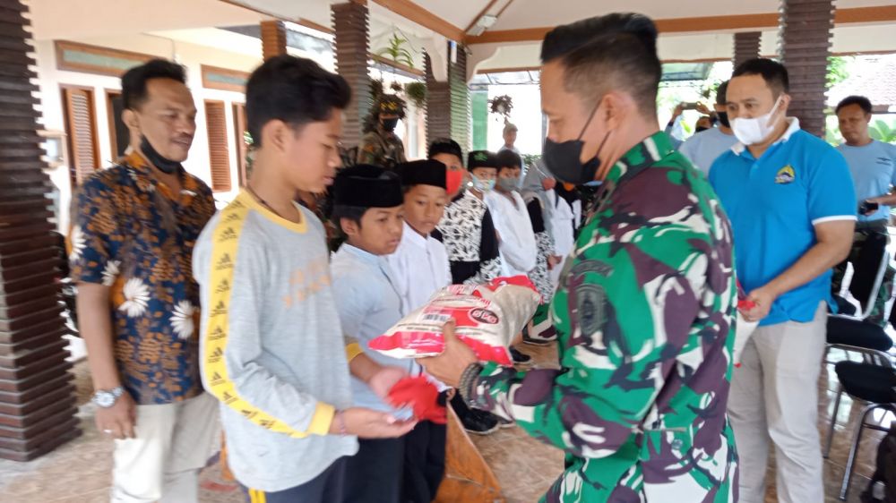 Siswa Sekopaska TNI AL saat gelar Baksos