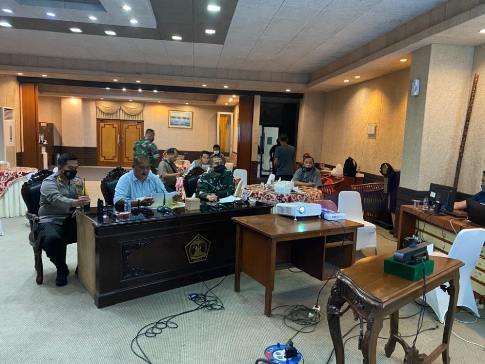 Kapolres Gresik AKBP Mochamad Nur Azis saat pantau Pilkades melalui virtual zoom 