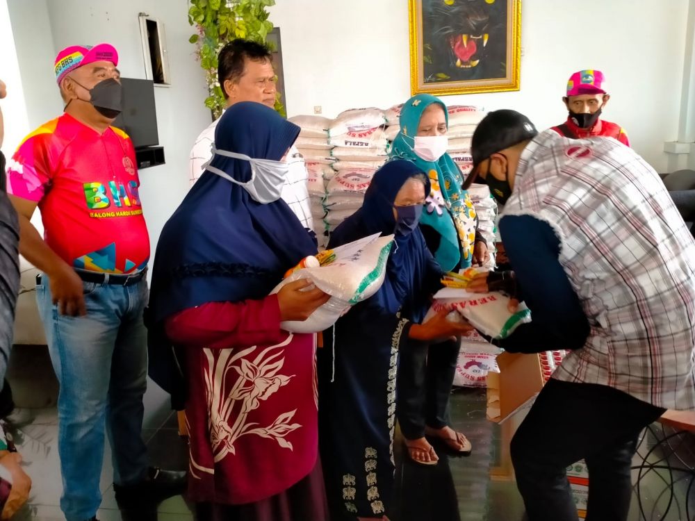 Warga terima pembagian sembako setelah di vaksin