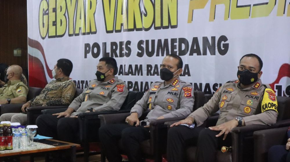Tampak Wakapolda Jabar, didampingi Dir Bimas bersama Kapolres dan jajaran saat meninjau langsung Gebyar Vaksin Presisi di IKOPIN