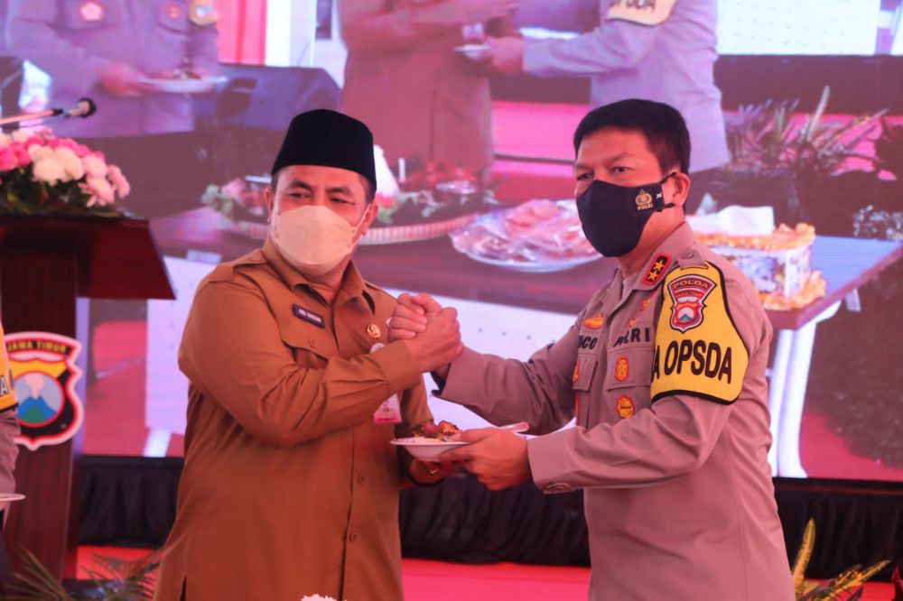 Kapolda Jatim Irjen Pol Nico Afinta bersama Bupati Gresik Gus Yani