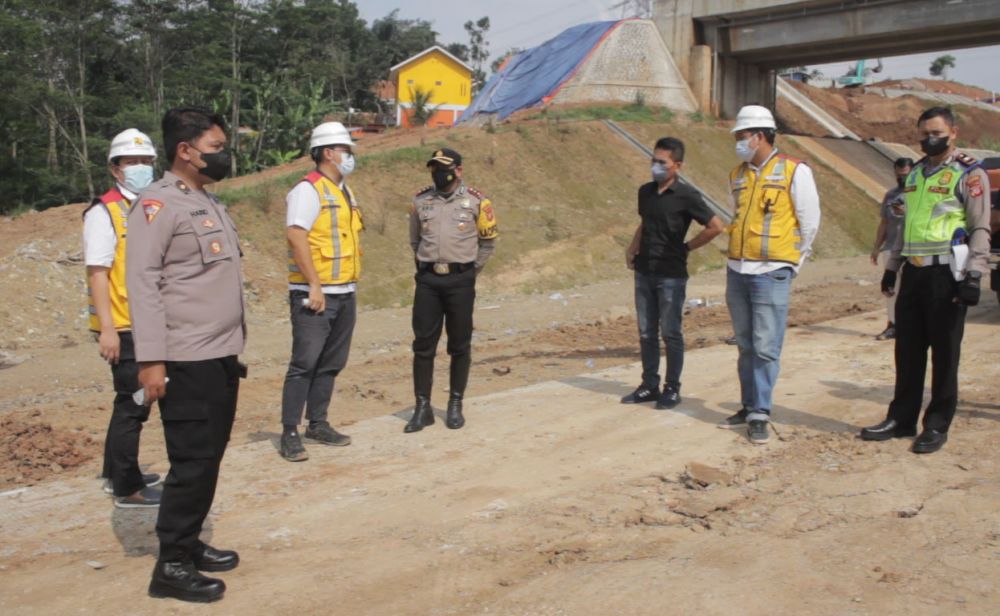 Kapolres Sumedang saat lakukan pengecekan jalur Tol Cisumdawu yang terimbas longsor