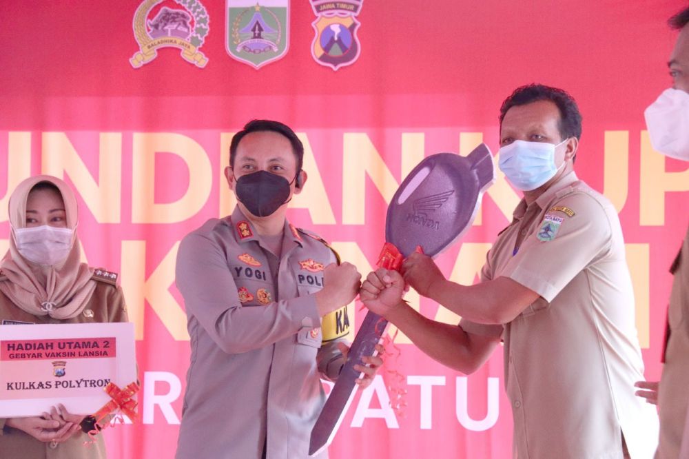 Kapolres Batu Bagi Doorprize Sepeda Motor saat Gebyar Vaksin Lansia