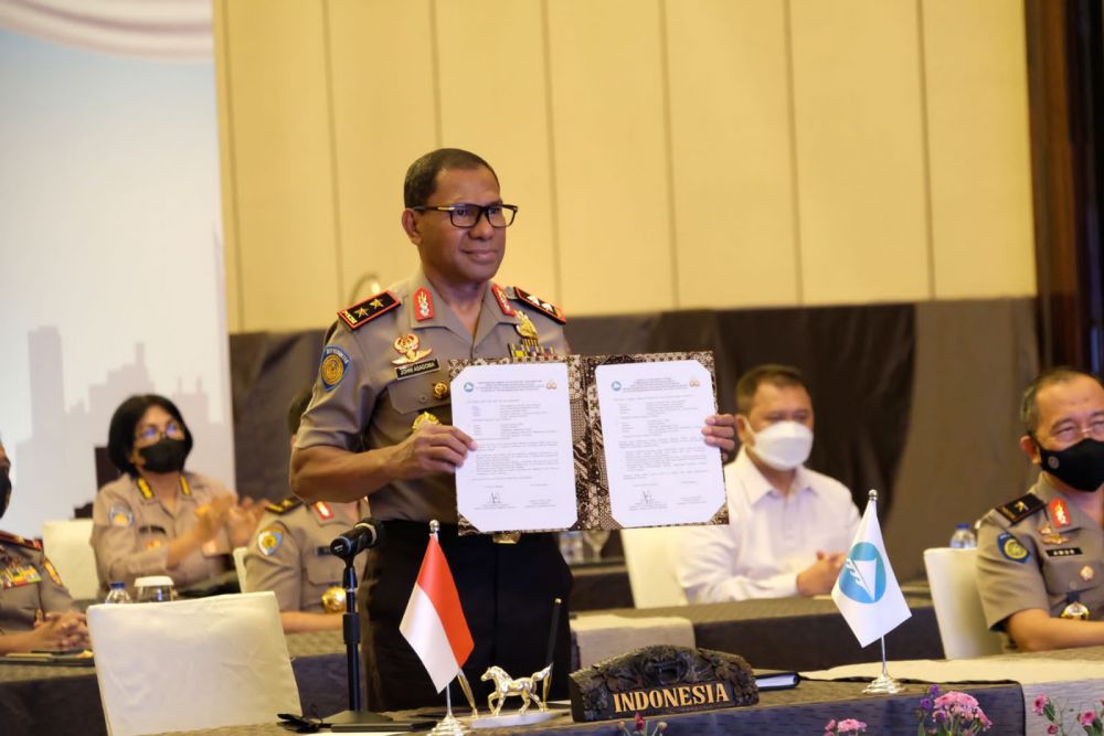 Kadiv Hubinter Polri Irjen Johni Asadoma saat memberikan keterangan