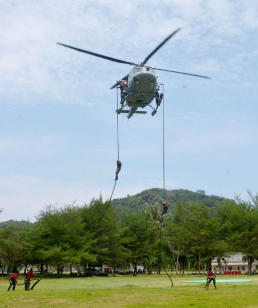 Siswa Diktaifib Sesusmar Kodikmar laksanakan latihan fast rope
