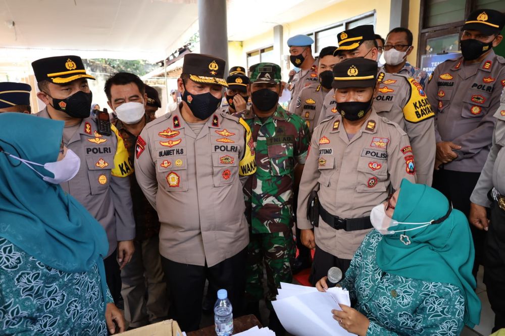 Wakapolda Jatim Brigjen Pol Slamet HS saat tinjau vaksin 