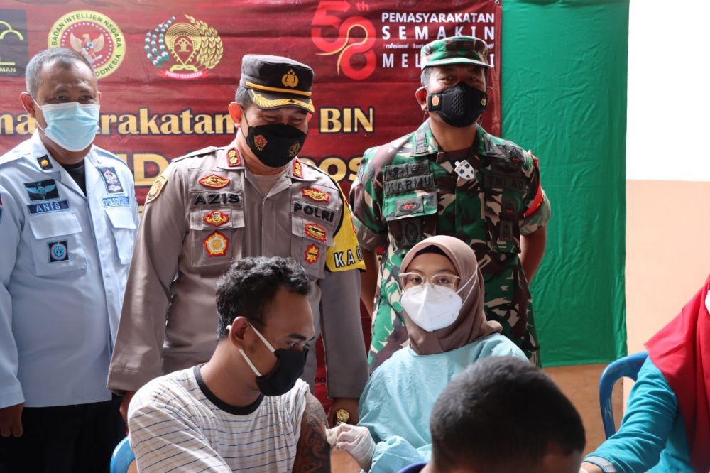 Kapolres Gresik AKBP Mochamad Nur Azis saat tinjau vaksin di rutan